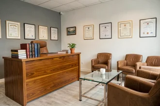 Réception d'un cabinet d'avocats moderne à Tourcoing avec bureau en bois, livres juridiques et diplômes encadrés