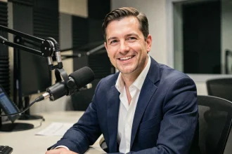Portrait d'un animateur radio français en studio, incarnant le profil de David Doukhan journaliste et présentateur